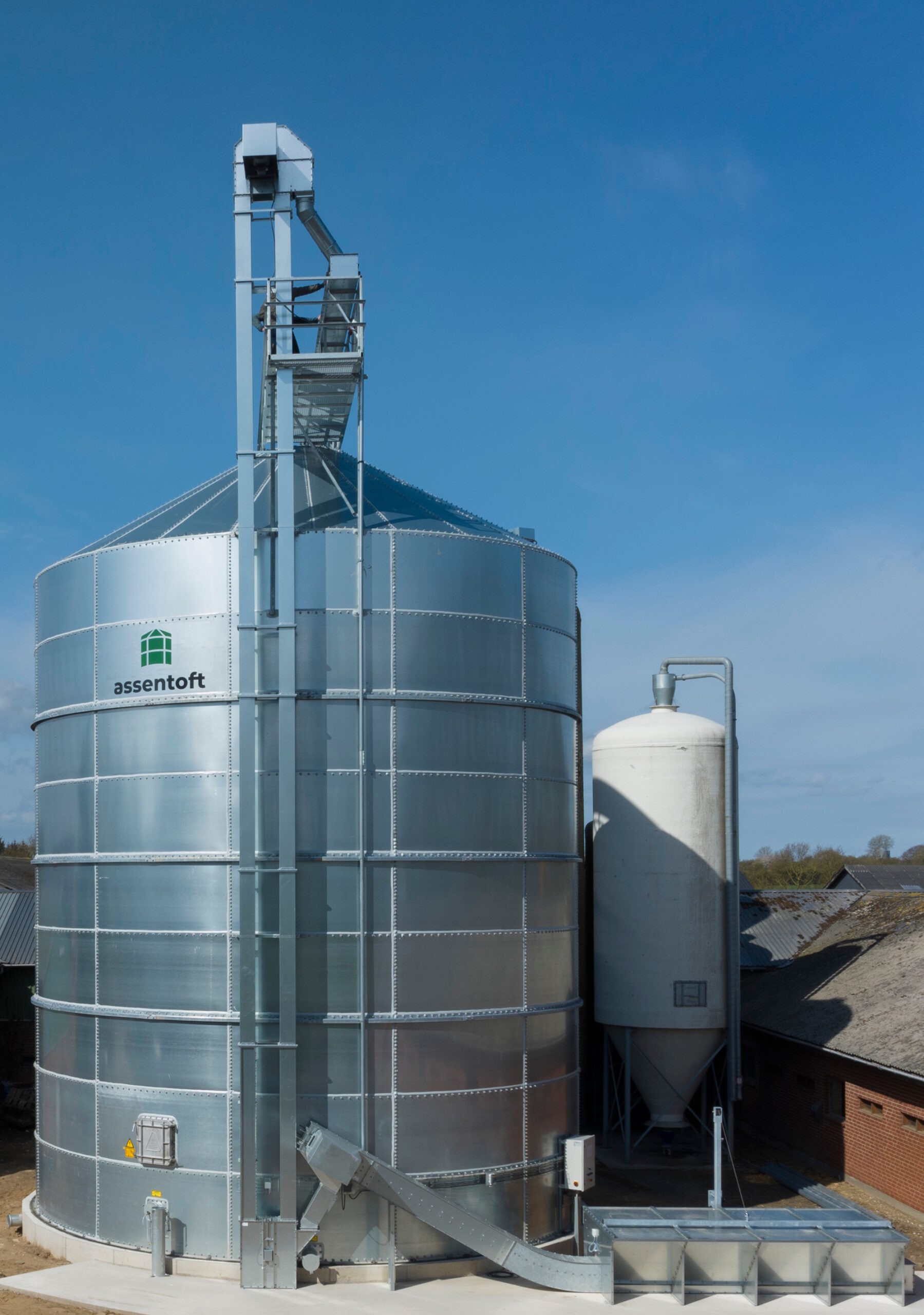 Transportanlæg med elevator